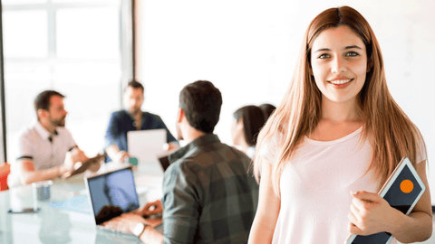 Kuvituskuvassa on nuori työntekijä.