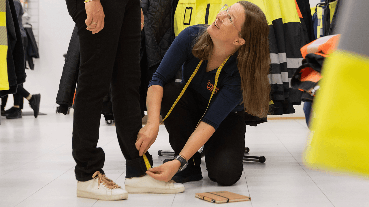 Elina Malkamäki työpaikallaan Image Wearilla palvelemassa asiakasta