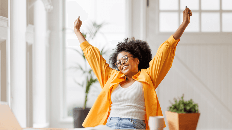 iloinen nainen hurraa