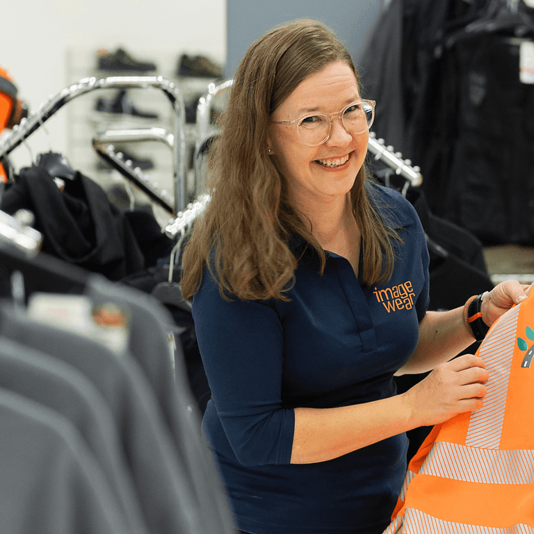 Elina Malkamäki työpaikallaan Image Wearilla.