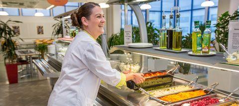 Nainen tuotantokeittiön tiskillä