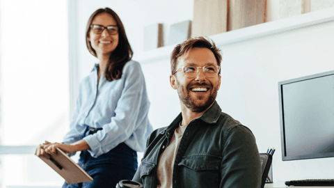 nainen ja mies toimistolla