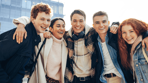 kuvituskuva kameraan katsovista nuorista