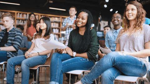 Nuoria luokkahuoneessa